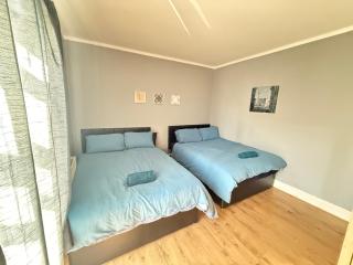 Team Travel Base- Contractors, Families & Students - Fast WiFi, Full Kitchen, Backyard & Parking - Near Lakeside Village & Doncaster Station - Doncaster - 5