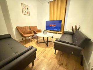 2 Bedroom House - Doncaster Serviced Accommodation - House-Close To Centre -A1 & M18 - Contractors - Business Travellers - Families - Doncaster - 0