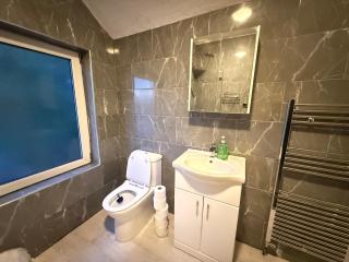 Team Travel Base- Contractors, Families & Students - Fast WiFi, Full Kitchen, Backyard & Parking - Near Lakeside Village & Doncaster Station - Doncaster - 3