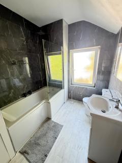 Where Comfort Meets Doncaster - Spacious 3BR Home for 10 near Racecourse and Woodfield Park - 5