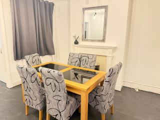 2 Bedroom House - Doncaster Serviced Accommodation - House-Close To Centre -A1 & M18 - Contractors - Business Travellers - Families - Doncaster - 1