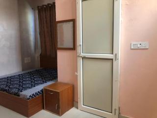 VRINDAVAN HOTEL SARASWATI DEVI ATITHI BHAWAN - Near Prem Mandir & Isckon Temple- #Free Wi-Fi #Parking #Fully Air Conditioning #Room Service #Premium Hotel In Vrindavan - 3