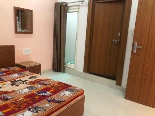 VRINDAVAN HOTEL SARASWATI DEVI ATITHI BHAWAN - Near Prem Mandir & Isckon Temple- #Free Wi-Fi #Parking #Fully Air Conditioning #Room Service #Premium Hotel In Vrindavan - 1