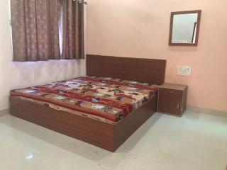 VRINDAVAN HOTEL SARASWATI DEVI ATITHI BHAWAN - Near Prem Mandir & Isckon Temple- #Free Wi-Fi #Parking #Fully Air Conditioning #Room Service #Premium Hotel In Vrindavan - Vrindāvan - 5