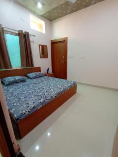 VRINDAVAN HOTEL SARASWATI DEVI ATITHI BHAWAN - Near Prem Mandir & Isckon Temple- #Free Wi-Fi #Parking #Fully Air Conditioning #Room Service #Premium Hotel In Vrindavan - 4