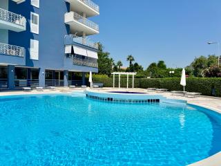 Seashell Light - pool and beach apartment - 0