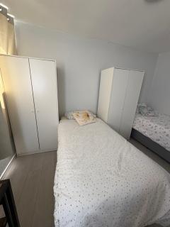Single bed in mixed shared room - 5