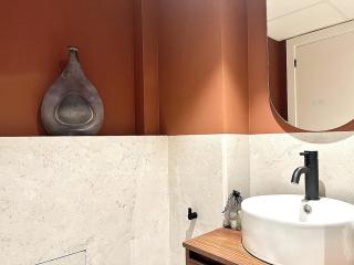 Luxury Escape by the Beach and City Center - 6