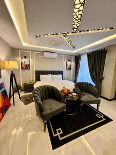 The Travelers Den Near Airport and Motorway - 0
