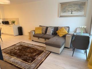 Brand new Three bedroom Luxury apartment in Harrow - Hatch End - 0