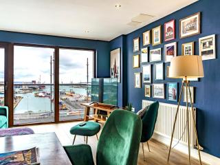 City Centre Top Floor w Balcony Sunset Views Pass the Keys - Belfast - 0