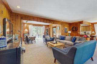 Casual and Cute Cabin Near the Lake - Tahoe Vista - 8