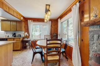 Casual and Cute Cabin Near the Lake - Tahoe Vista - 3