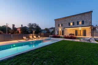 Villa Daniela für 6 Personen in Porec, Salzwasserpool, Garten mit Grill - Veleniki - 0