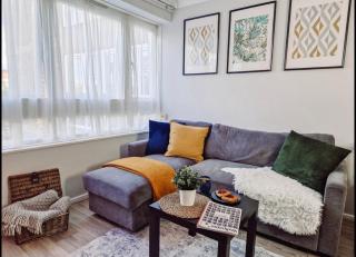 NEW, Refurbished Modern & Spacious 1 Bed Flat Westfield Shepherd's Bush Free Wi-Fi Super King Bed - London - 0