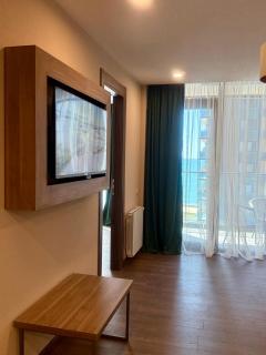 Sun & Style 1BR Apartment - 2