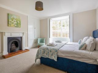 Brook House - Uk43013 - Berkeley - 2