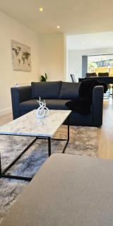 Manchester 2BR Luxe Lounge, Hot Tub, Pool Table - Sale - 9