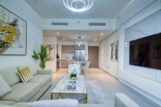 Sky-High Charm Exquisite 2BDR in Downtown - 1