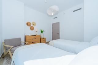 Two Bedroom Apartment Including Yas Theme Park Tickets - Abu Dhabi - 9