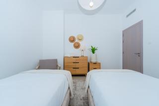 Two Bedroom Apartment Including Yas Theme Park Tickets - Abu Dhabi - 8