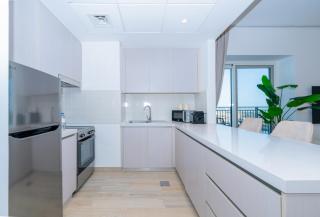 Two Bedroom Apartment Including Yas Theme Park Tickets - Abu Dhabi - 3