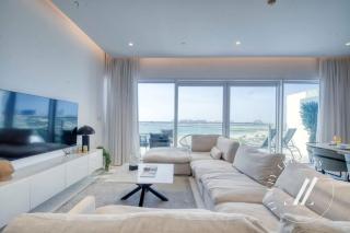 Spacious 3BR Apartment with Sea Views - 8