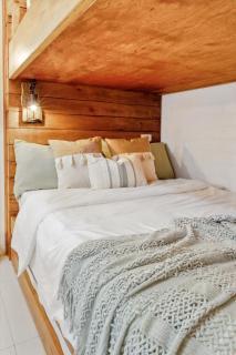 CABIN STUDIO in KL TOWER, Greenbelt, Makati! Max Capacity 6 pax! - Manila - 8