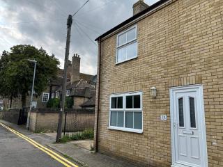 Town centre with parking - Huntingdon - 3