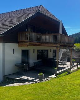 Stunning Luxury Holiday Accommodation, Sleeps 4, Living Room, Kitchen, Games Room and Bar - 9