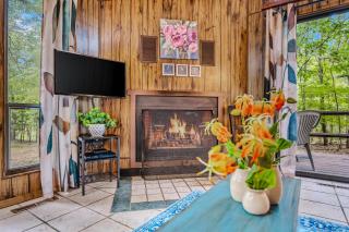 Country Comfort - Wifi, Fireplace, Golfing, Hiking, Deck, Pool Access - Hedgesville - 2