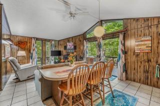 Country Comfort - Wifi, Fireplace, Golfing, Hiking, Deck, Pool Access - Hedgesville - 5