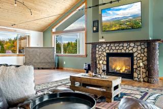 The Chalet - Spacious 7 bedroom near Sugarloaf, on Snowmobile and UTV trails, Hiking, Golf and Flagstaff Lake across the street - Stratton - 3