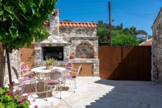 Peaceful 3-Bedroom Stone Home with Patio, BBQ & Fireplace - Galataria - 3