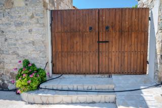 Peaceful 3-Bedroom Stone Home with Patio, BBQ & Fireplace - Galataria - 5