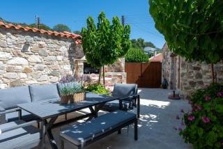 Peaceful 3-Bedroom Stone Home with Patio, BBQ & Fireplace - Galataria - 6