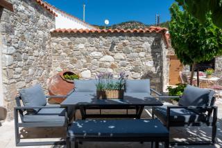 Peaceful 3-Bedroom Stone Home with Patio, BBQ & Fireplace - Galataria - 8