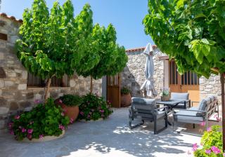 Peaceful 3-Bedroom Stone Home with Patio, BBQ & Fireplace - Galataria - 4