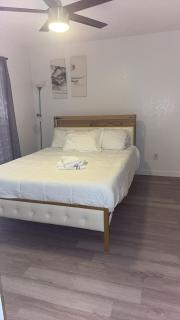 Modern style duplex 86inTV, king suite,AT&T,six flag,Globe, Epic water - Arlington - 4