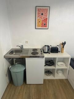 Modernes 1-Zimmer Appartment- mit Doppelbett und Smart-TV - 1