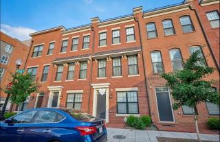 Luxurious 4BR home with parking & patio l Corporate & Extended Stays welcome l Fits 8-10 - 0