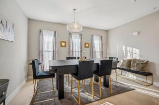 Luxurious 4BR home with parking & patio l Corporate & Extended Stays welcome l Fits 8-10 - 9