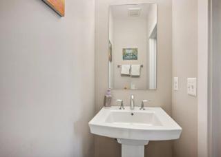 Luxurious 4BR home with patio and parking x Fits 8 to 10 - Washington - 8