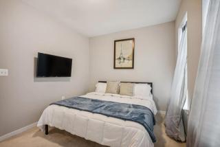 Luxurious 4BR home with patio and parking x Fits 8 to 10 - Washington - 7