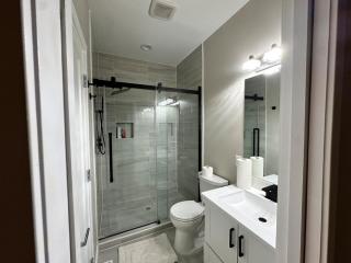 Luxurious 4BR home with patio and parking x Fits 8 to 10 - Washington - 4