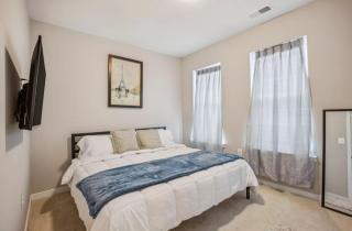 Luxurious 4BR home with patio and parking x Fits 8 to 10 - Washington - 3