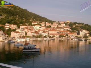 Charming Entire Apartment in Racisce with Security and Comfort - Račišće - 0