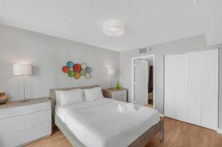 Fantastic 2BR Condo on 31st Floor Free Parking - 2