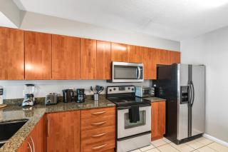 Fantastic 2BR Condo on 31st Floor Free Parking - 3