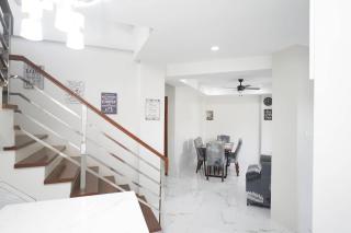 Room in House - Luxurious Place Cozy Spacious with WIFI near SM Lucena - - 6